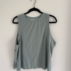 Old Navy Women's Muscle Tee in Light Gray